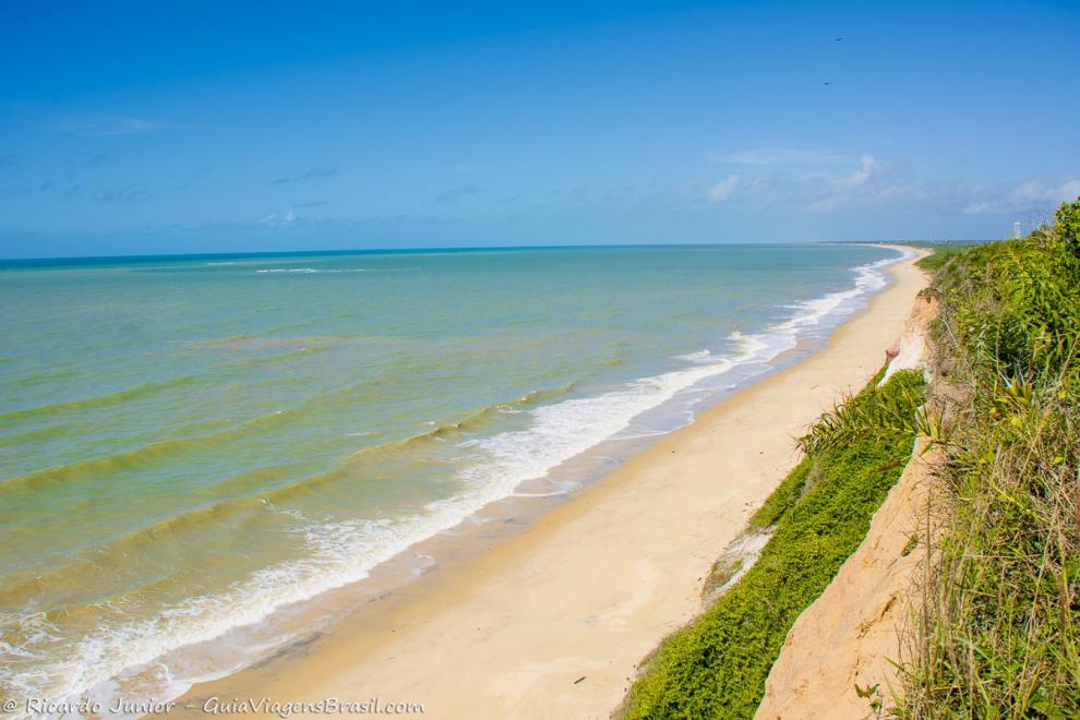 Imagem do alto de toda a orla da Praia do Farol.